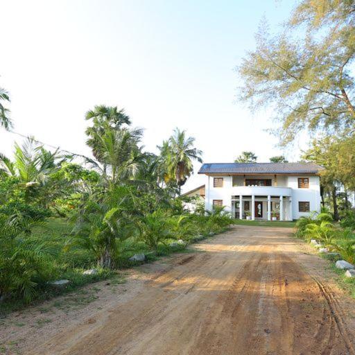 Kayjay Palms Hotel Passikudah Bagian luar foto